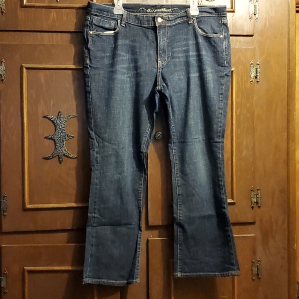 BNWOT Old Navy "The Sweetheart" jeans sz 18 Short